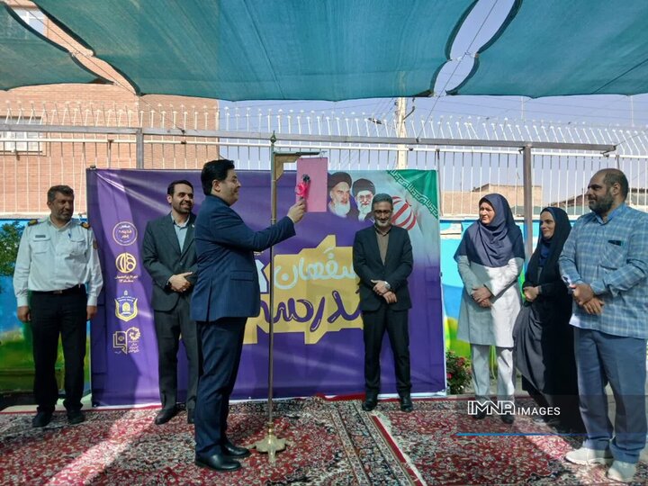 زنگ مهر در منطقه ۱۳ اصفهان به صدا درآمد | آموزش قوانین شهری به دانش‌آموزان