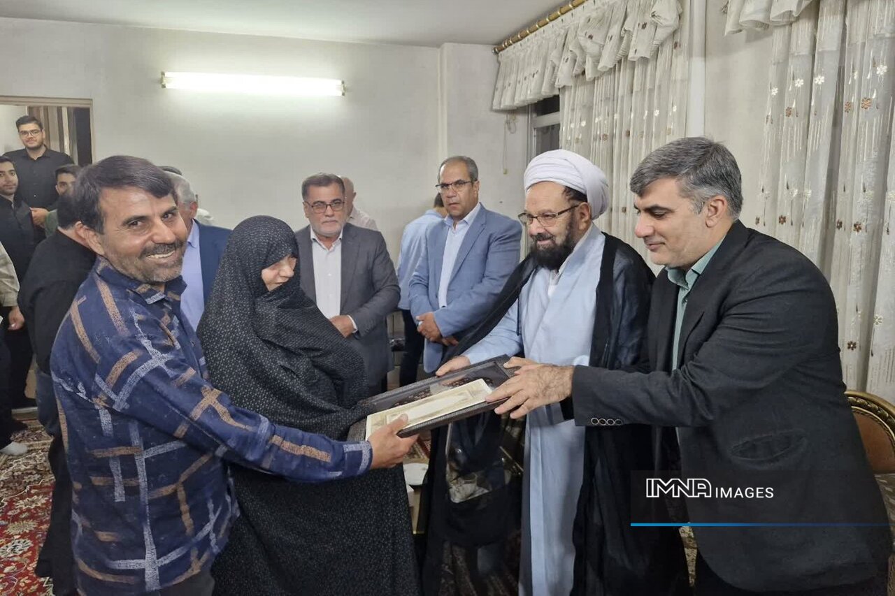 ادای احترام به ۳ شهید والامقام خوراسگان در دیدار مسئولان با خانواده‌های معظم شهدا