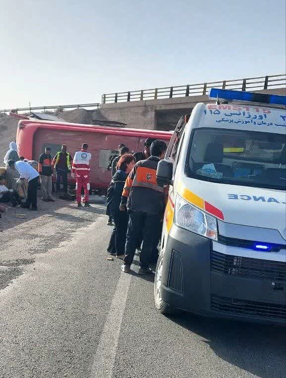 واژگونی اتوبوس مسافربری همدان - کرمان با ۲۶ مصدوم و ۲ فوتی + عکس