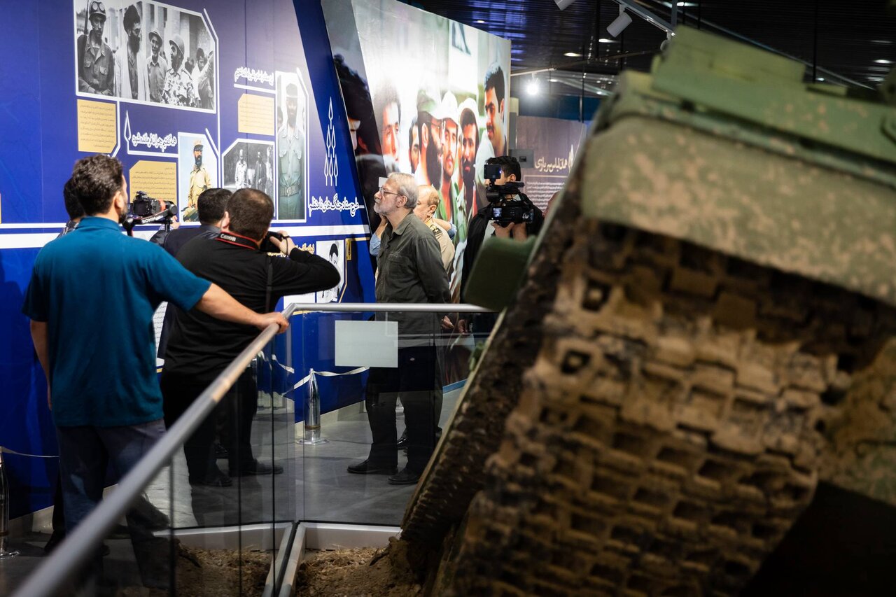 دبیر شورای عالی امنیت ملی از موزه ملی انقلاب اسلامی و دفاع مقدس بازدید کرد