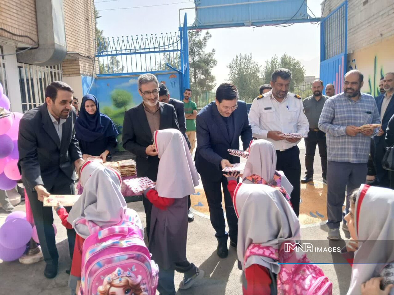 زنگ مهر در منطقه ۱۳ اصفهان به صدا درآمد | آموزش قوانین شهری به دانشآموزان