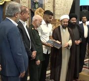 اهدای حکم خادمی حرم شاهچراغ(ع) به قهرمان کشتی فرنگی جهان