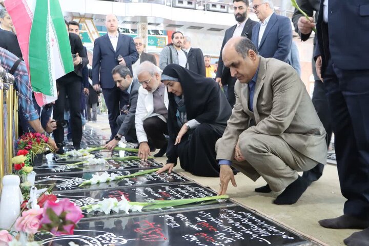 ادای احترام وزیر راه و شهرسازی به مقام شهدای گیلان