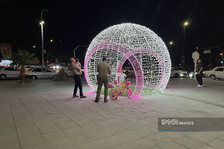 نصب المان‌های نوری در منطقه ۱۲ اصفهان؛ ارتقای منظر شبانه و افزایش نشاط شهری