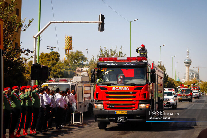 رژه خودروهای سازمان آتش‌نشانی و خدمات ایمنی شهرداری اصفهان