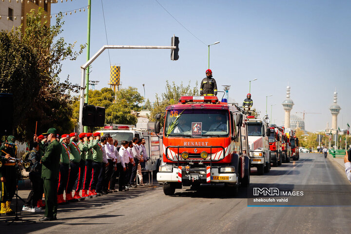 رژه خودروهای سازمان آتش‌نشانی و خدمات ایمنی شهرداری اصفهان