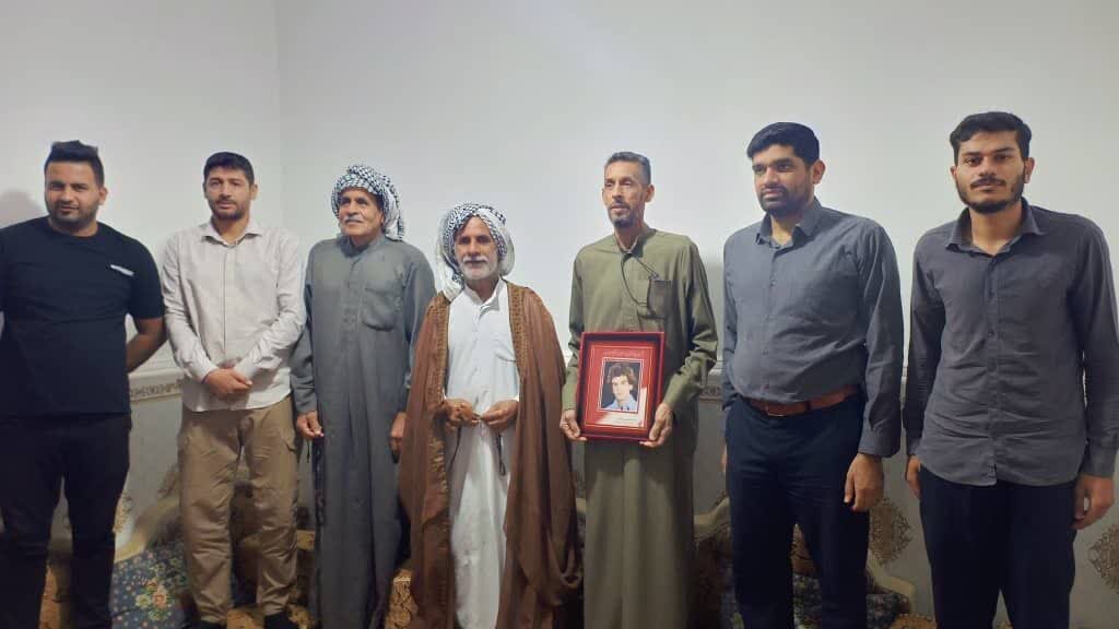 در فارسیات، هنوز قاب عکسها از جبهه میگویند