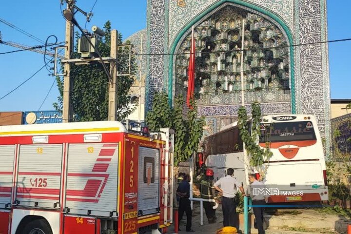 اتوبوس برون‌شهری در خیابان امیرکبیر اصفهان با مسجد برخورد کرد + عکس‌
