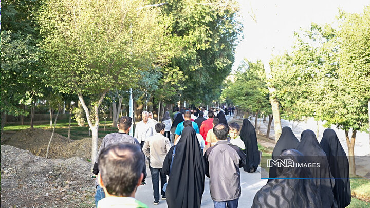 پیاده‌روی خانواده ایرانی در ناژوان؛ نماد سلامت اجتماعی و اتحاد ملی