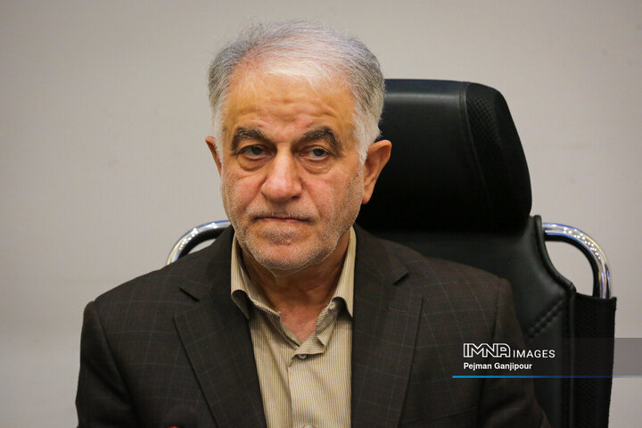 انتظار مردم اصفهان این است که در سفرهای مقامات عالیرتبه، به چالشهای اساسی استان توجه شود انتظار مردم اصفهان این است که در سفرهای مقامات عالیرتبه، به چالشهای اساسی استان توجه شود