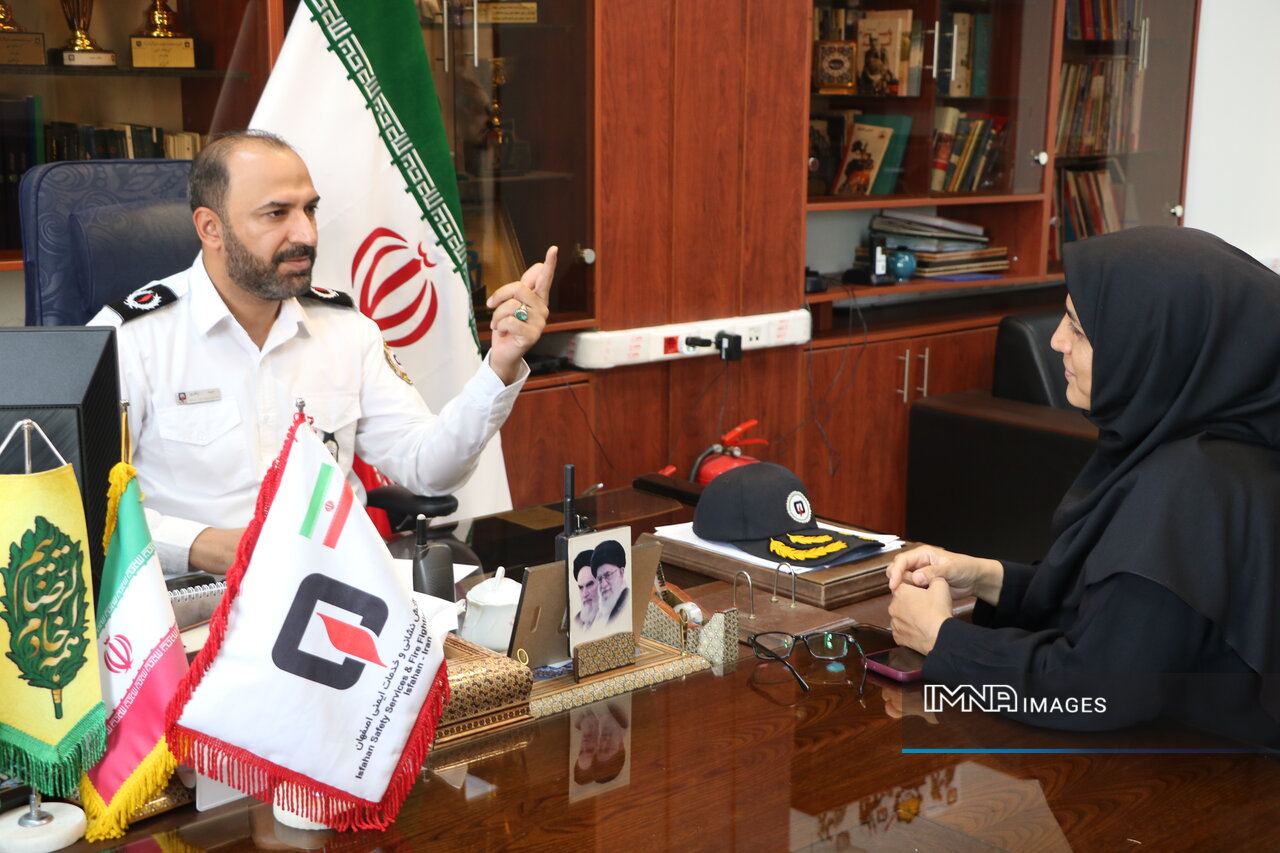 پهپادها همراه آتشنشانی اصفهان در جنگ با آتش/ «تو را نمیشناسم، اما جانم را فدایت میکنم»