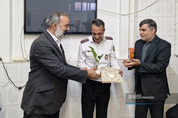 قدردانی مدیر منطقه ۱۵ شهرداری اصفهان از آتش‌نشانان در روز آتش‌نشانی