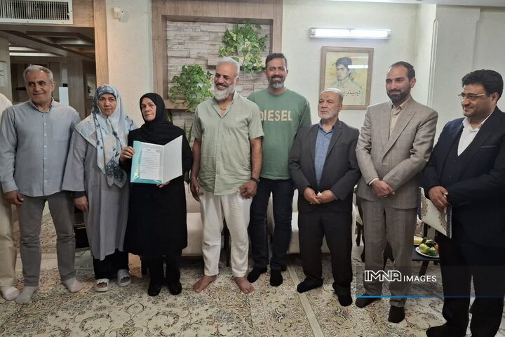 تکریم خانواده شهدا در جامعه نهادینه شود