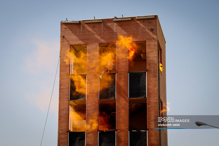 اجرای مانور اطفاء حریق در آیین بهره‌برداری از تجهیزات جدید ایمنی و آتش‌نشانی اصفهان