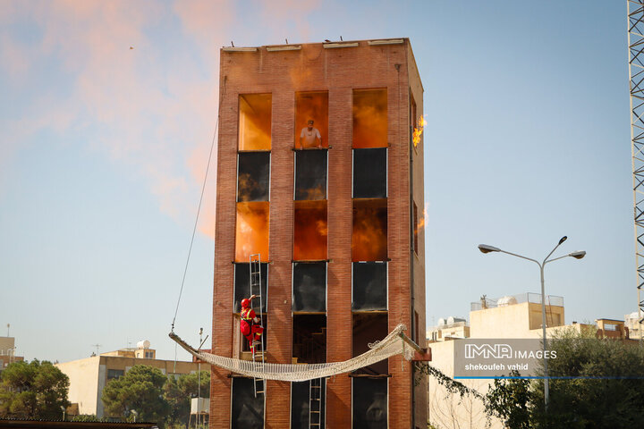 اجرای مانور اطفاء حریق در آیین بهره‌برداری از تجهیزات جدید ایمنی و آتش‌نشانی اصفهان
