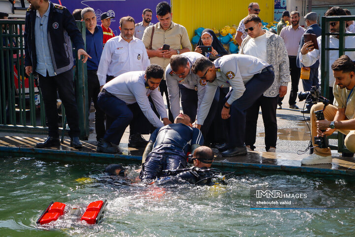 اجرای مانور نجات غریق در آیین بهره‌برداری از تجهیزات جدید ایمنی و آتش‌نشانی اصفهان