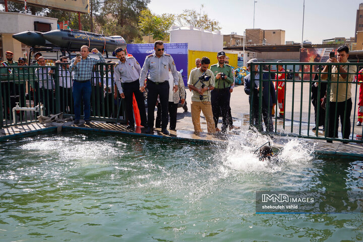 اجرای مانور نجات غریق در آیین بهره‌برداری از تجهیزات جدید ایمنی و آتش‌نشانی اصفهان