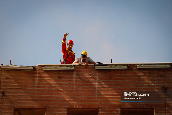 اجرای مانور اطفاء حریق در آیین بهره‌برداری از تجهیزات جدید ایمنی و آتش‌نشانی اصفهان