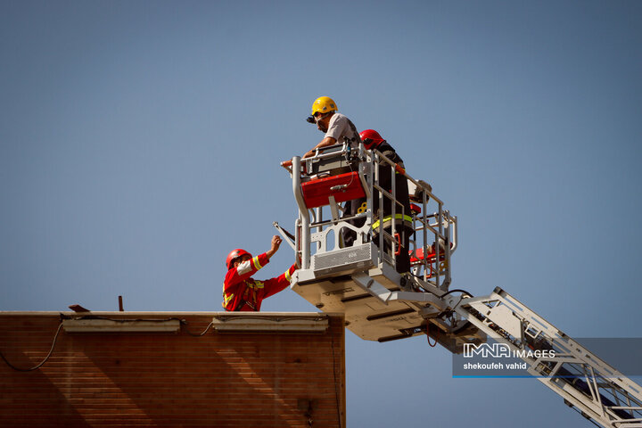 اجرای مانور اطفاء حریق در آیین بهره‌برداری از تجهیزات جدید ایمنی و آتش‌نشانی اصفهان