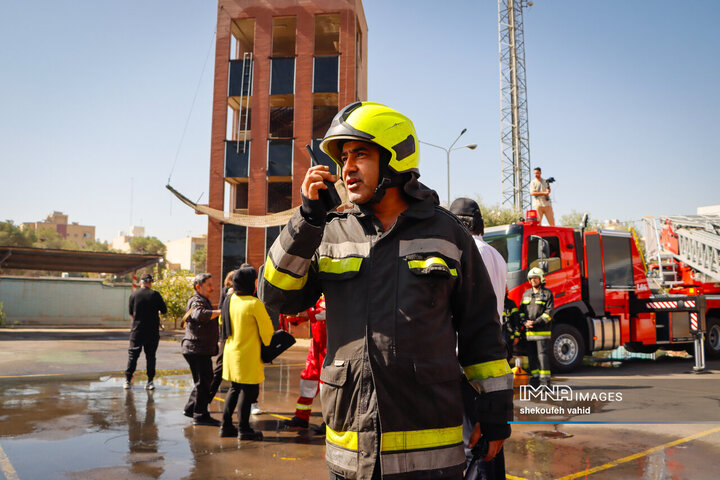 اجرای مانور اطفاء حریق در آیین بهره‌برداری از تجهیزات جدید ایمنی و آتش‌نشانی اصفهان