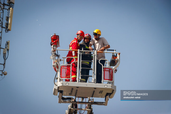 اجرای مانور اطفاء حریق در آیین بهره‌برداری از تجهیزات جدید ایمنی و آتش‌نشانی اصفهان