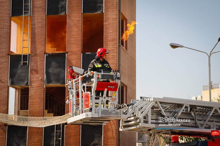 آیین بهره‌برداری از تجهیزات جدید ایمنی و آتش‌نشانی اصاجرای مانور اطفاء حریق در آیین بهره‌برداری از تجهیزات جدید ایمنی و آتش‌نشانی اصفهانفهان