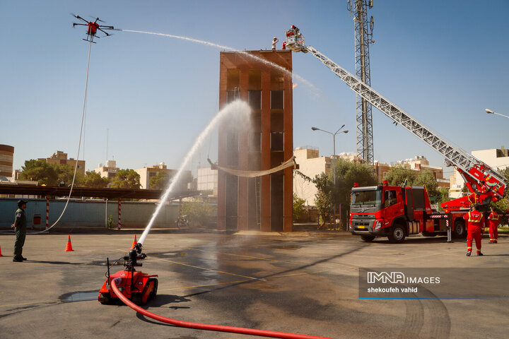 اجرای مانور اطفاء حریق در آیین بهره‌برداری از تجهیزات جدید ایمنی و آتش‌نشانی اصفهان