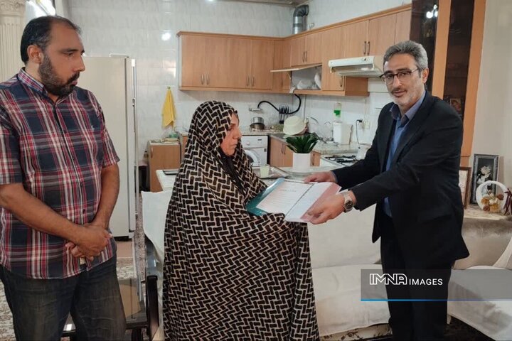 دیدار با خانواده‌های شهدا ویژه زمان‌ها و مناسبت‌های خاص نیست