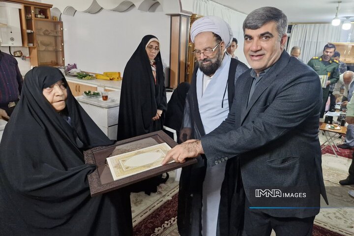 ادای احترام به ۲ شهید والامقام خوراسگان در دیدار مسئولان با خانواده‌های معظم شهدا