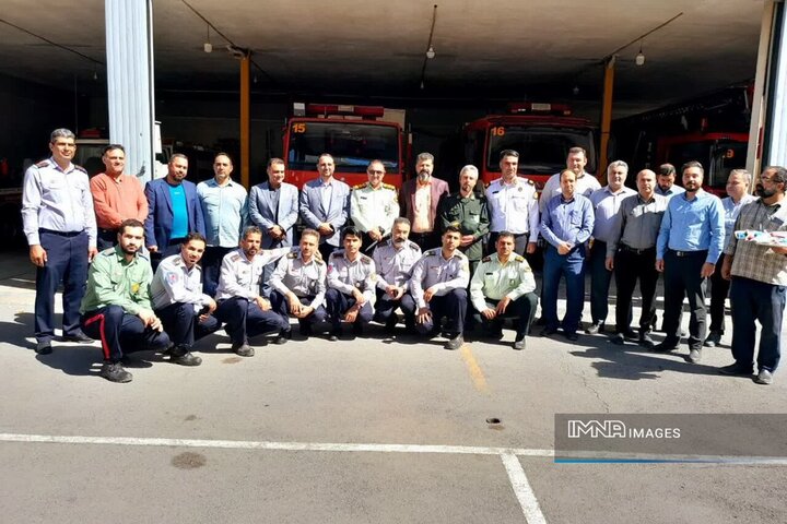 مدیر منطقه یک اصفهان با دوچرخه به دیدار آتش‌نشانان رفت؛ پیام حمل‌ونقل پاک در هفته ایمنی