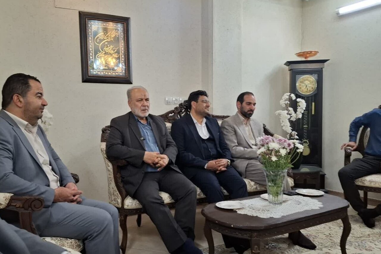 تکریم خانواده شهدا در جامعه نهادینه شود