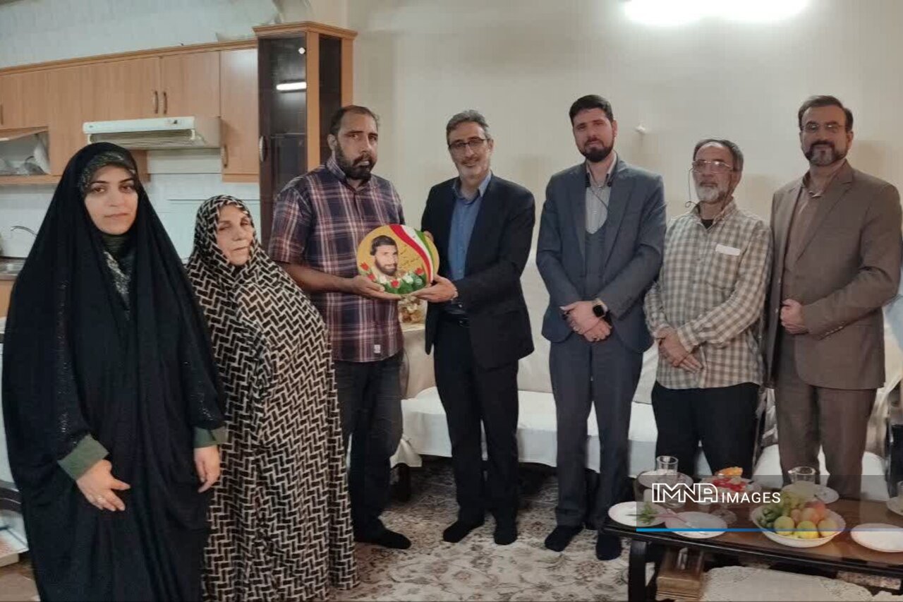 دیدار با خانواده‌های شهدا ویژه زمان‌ها و مناسبت‌های خاص نیست