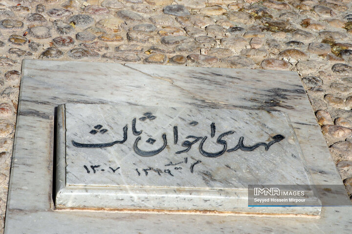 مقبره مهدی اخوان ثالث در مجموعه آرامگاه فردوسی