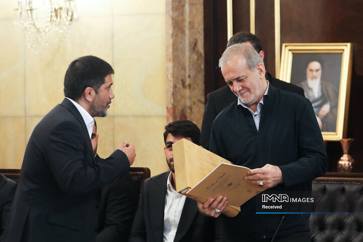 مسعود پزشکیان، رئیس جمهور و علیرضا دبیر، رئیس فدراسیون کشتی