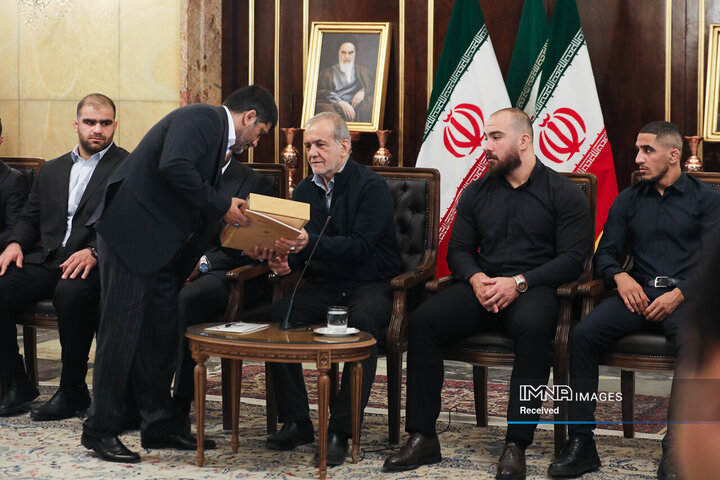 تجلیل از قهرمانان تیم‌های ملی کشتی آزاد و فرنگی