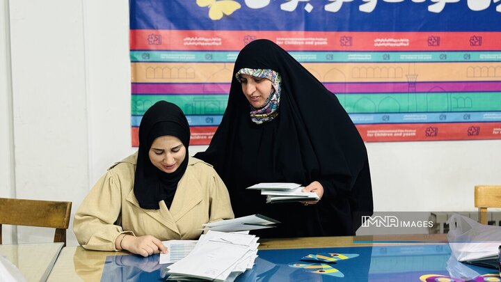 لباس‌های مخصوص و کارت‌های داوران جشنواره بین‌المللی فیلم‌های کودکان و نوجوان آماده شد