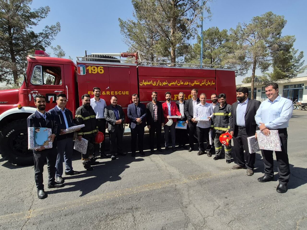ایثار و مسئولیتپذیری آتشنشانان شایسته تقدیر است