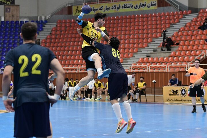 مدعیان با قدرت لیگ را آغاز کردند