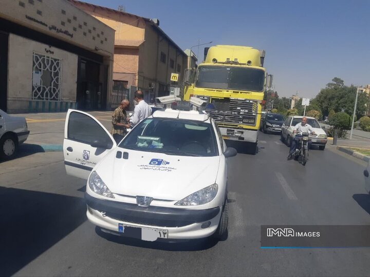 ورود تریلی کشنده به مرکز شهر اصفهان به دلیل ناآشنایی راننده با قوانین