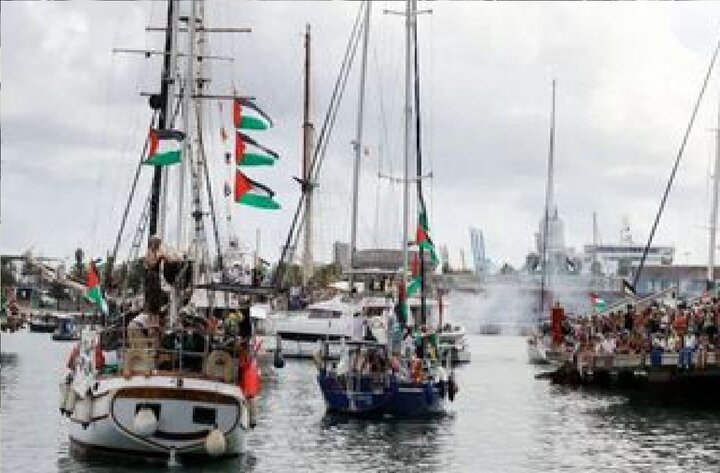 اعلام حالت اضطراری در ناوگان «صمود» / قایق‌های جنگی اسرائیل نزدیک شدند
