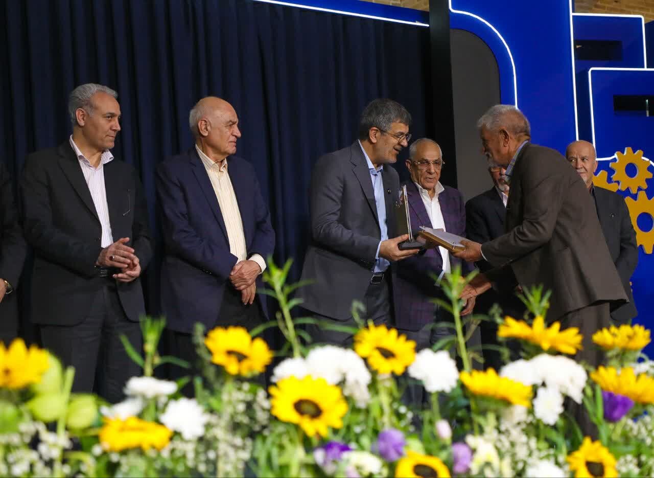 صنعتگران یزد عامل درخشش اقتصادی استان یزد هستند