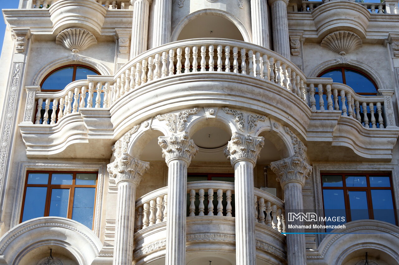 رومی‌سازی شهر، حذف رنگ ایرانی از نماها