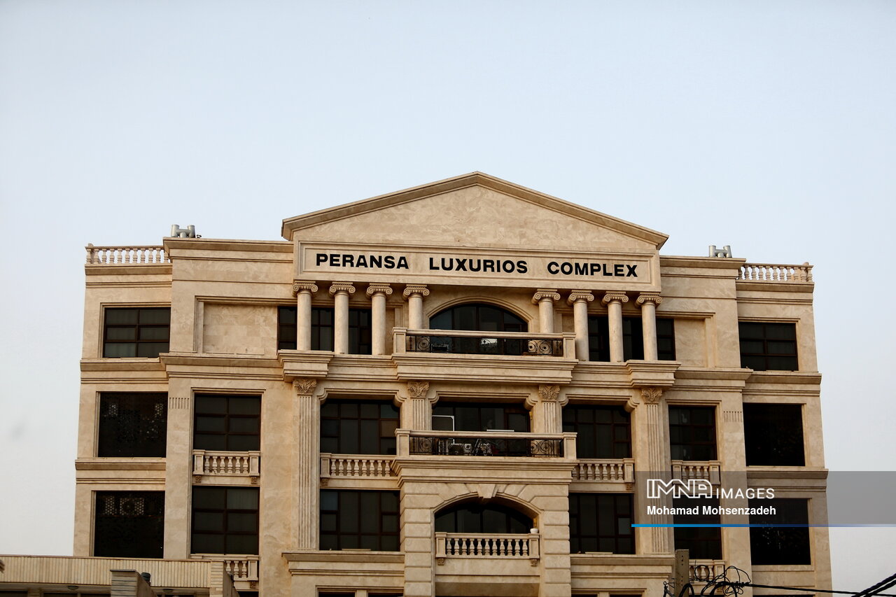 رومیسازی شهر، حذف رنگ ایرانی از نماها