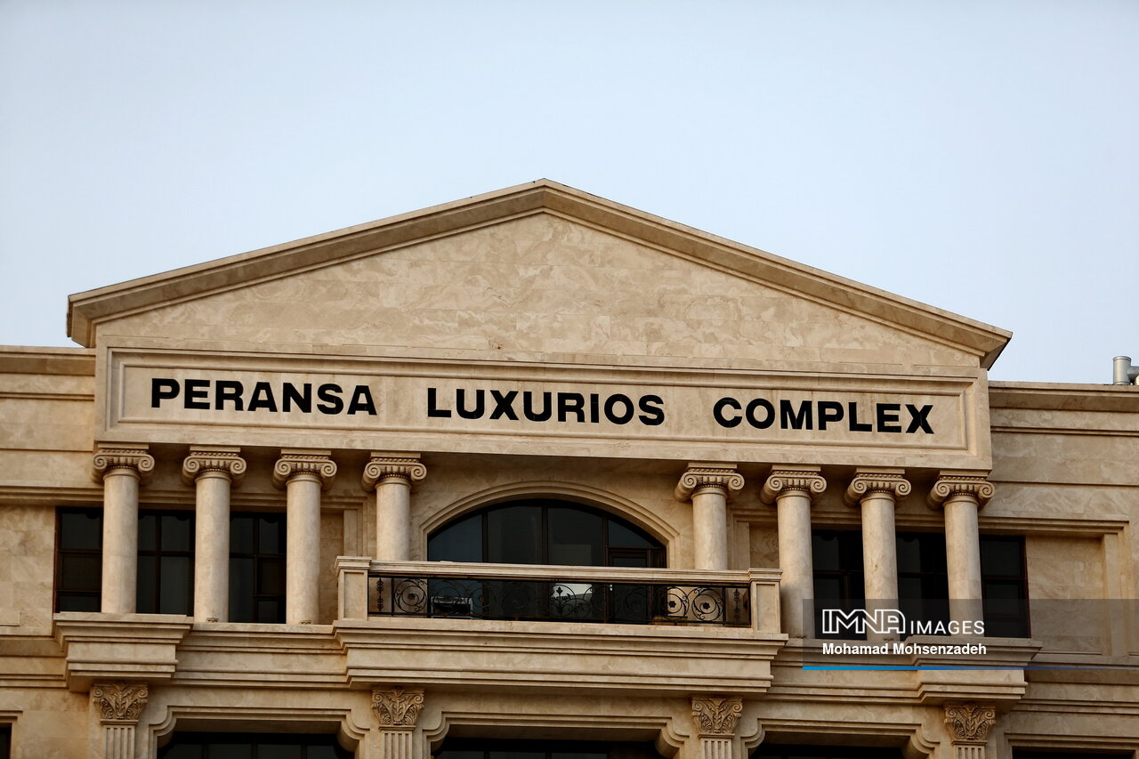 رومیسازی شهر، حذف رنگ ایرانی از نماها