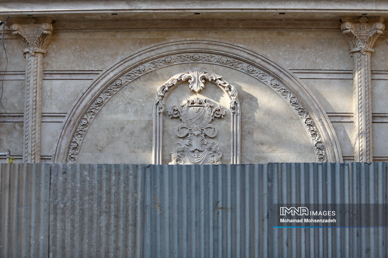 رومی‌سازی شهر، حذف رنگ ایرانی از نماها