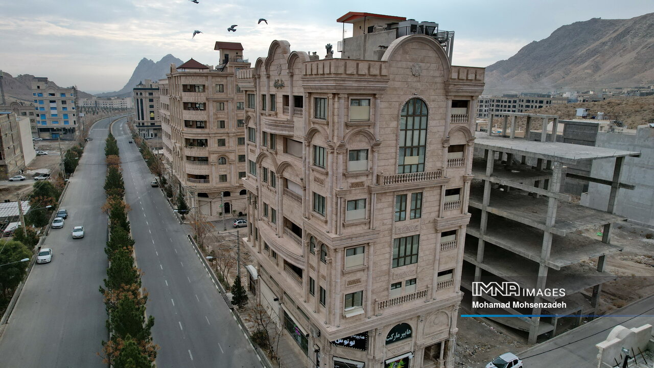 سایههای رومی بر آفتاب کویری شهر