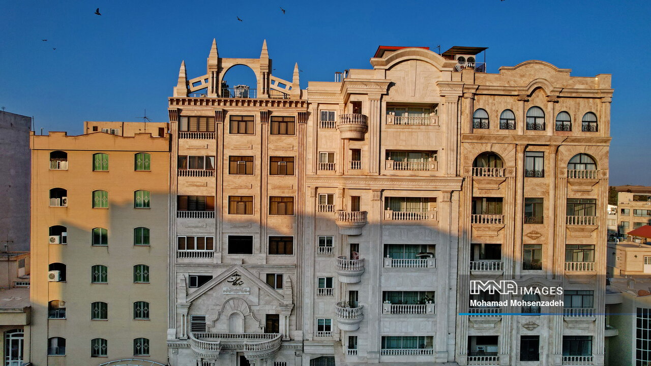 رومی‌سازی شهر، حذف رنگ ایرانی از نماها