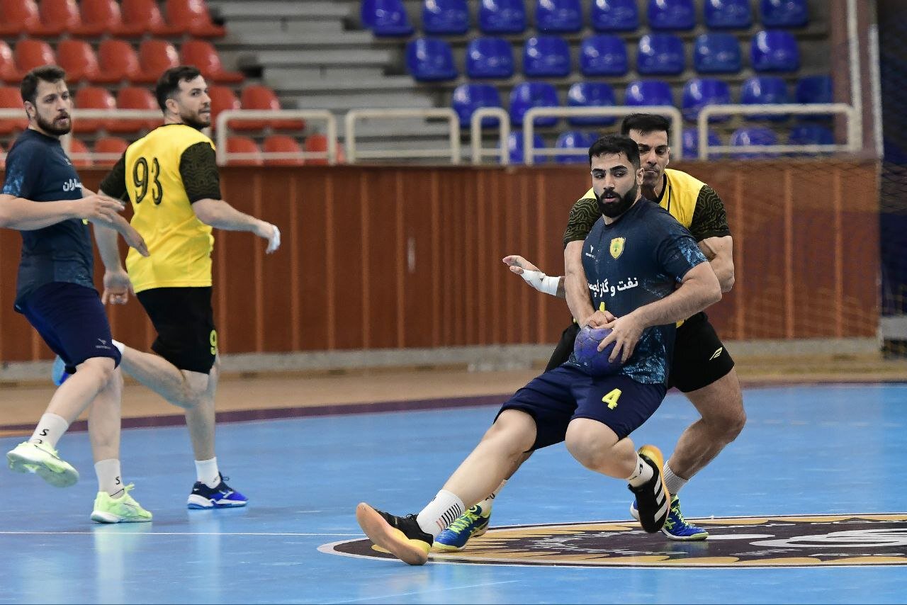 مدعیان با قدرت لیگ را آغاز کردند