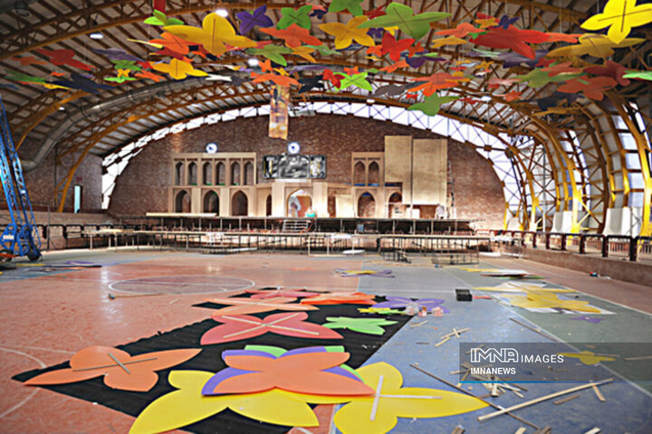 آماده سازی محل برگزاری مراسم افتتاحیه جشنواره فیلم کودک/آبان 1390