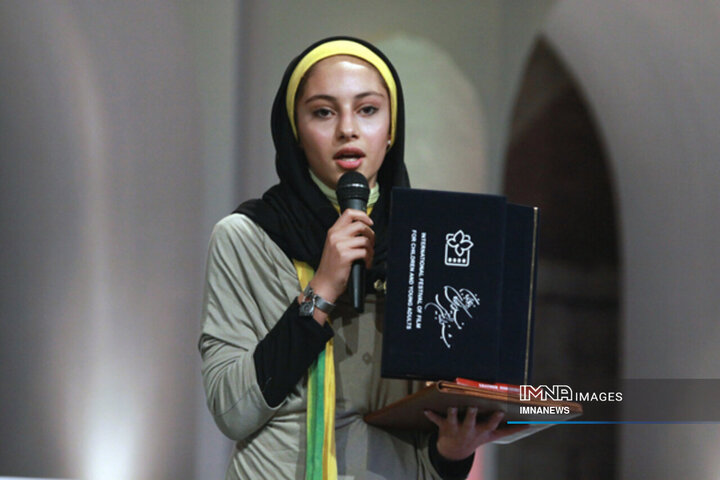 ترلان پروانه در اختتامیه بیست و پنجمین جشنواره فیلم های کودکان و نوجوانان